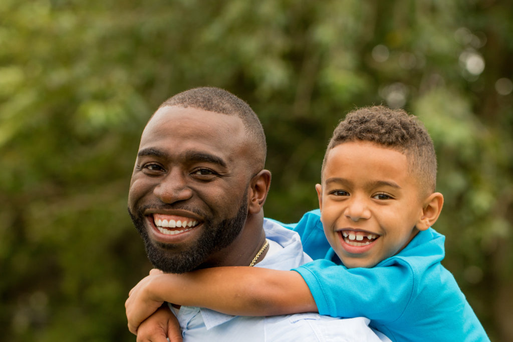 Bu baba. American fathers portraits. Отец и сын Сток. Black small boy smiling in Africa.